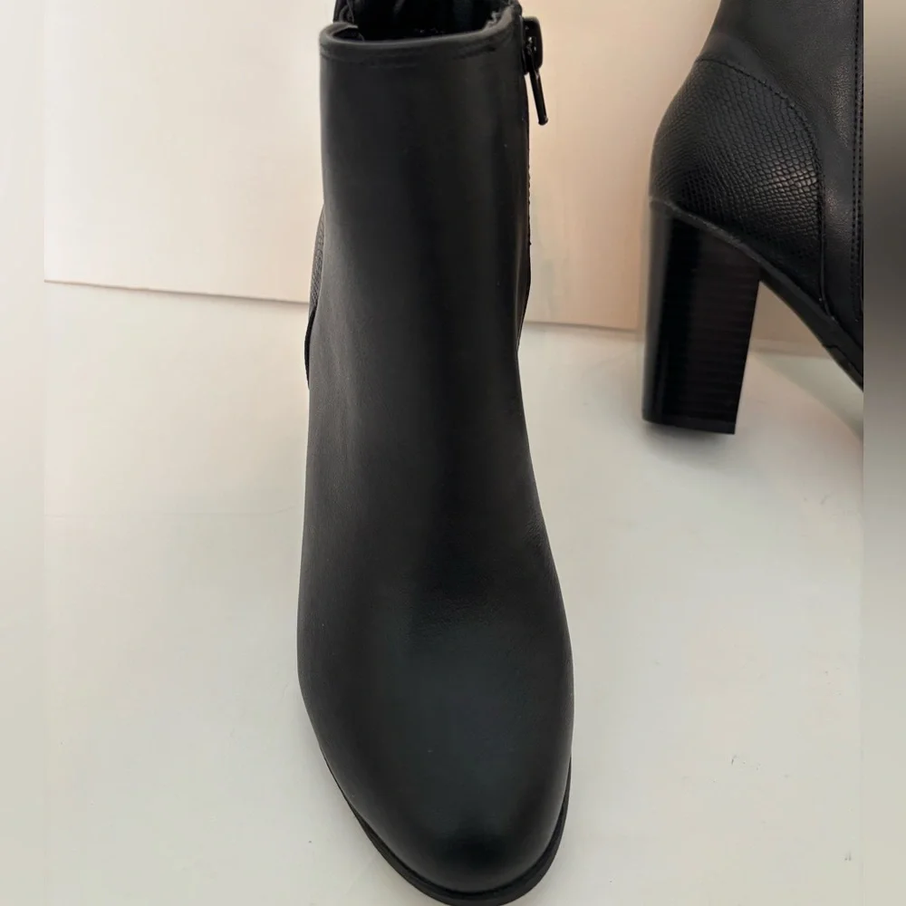 ME TOO Black Faux Leather Ankle Boots Size 7